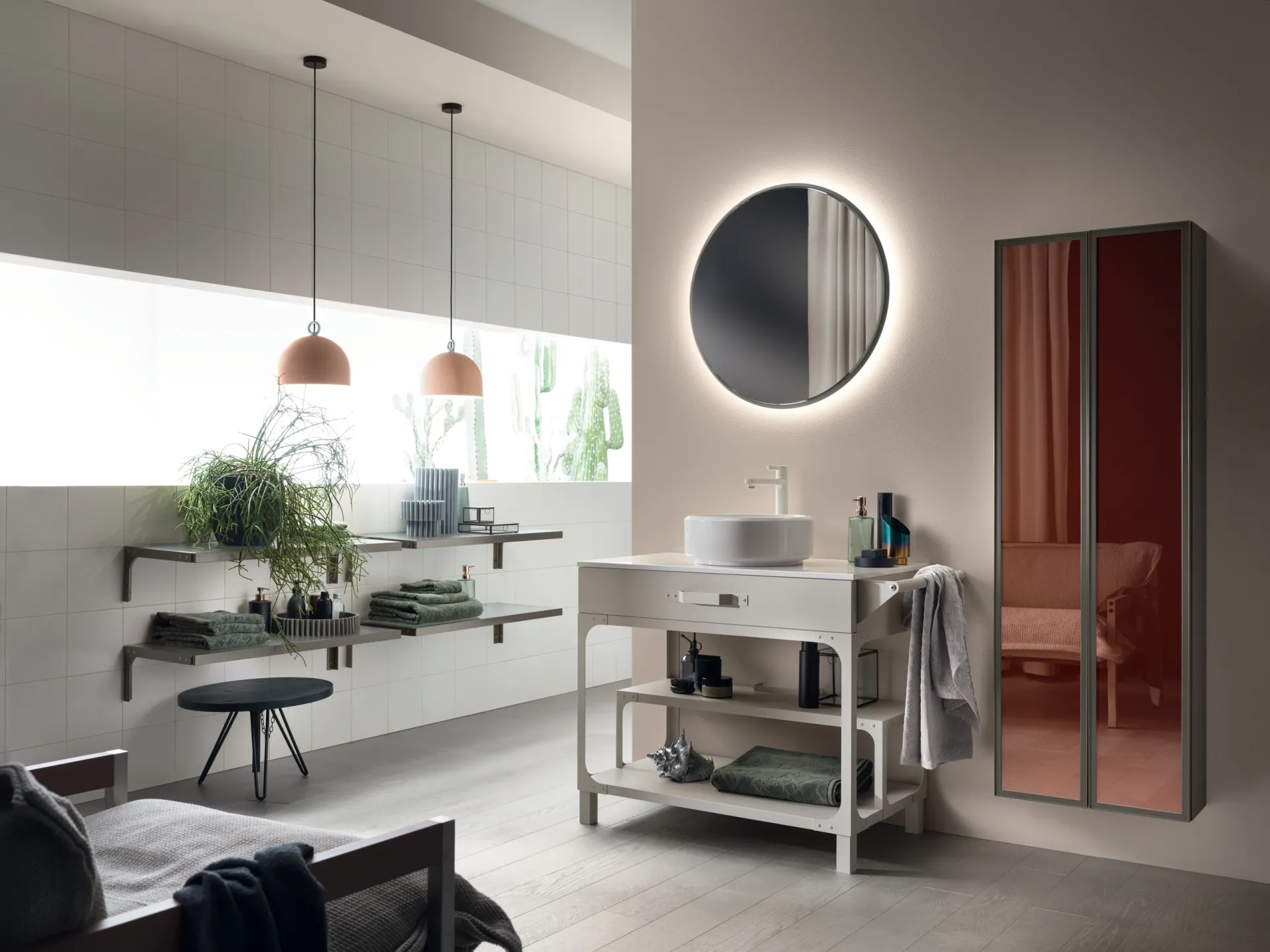 Bagno Misfits Scavolini con base grigio chiaro a ripiani, specchio tondo e armadio alto con vetro bronzo