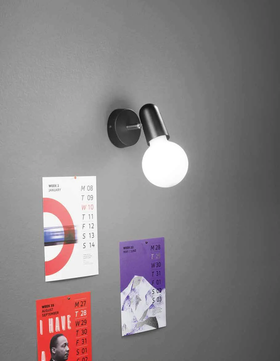 Applique Punto Fan Europe nera con lampadina a vista accanto a poster
