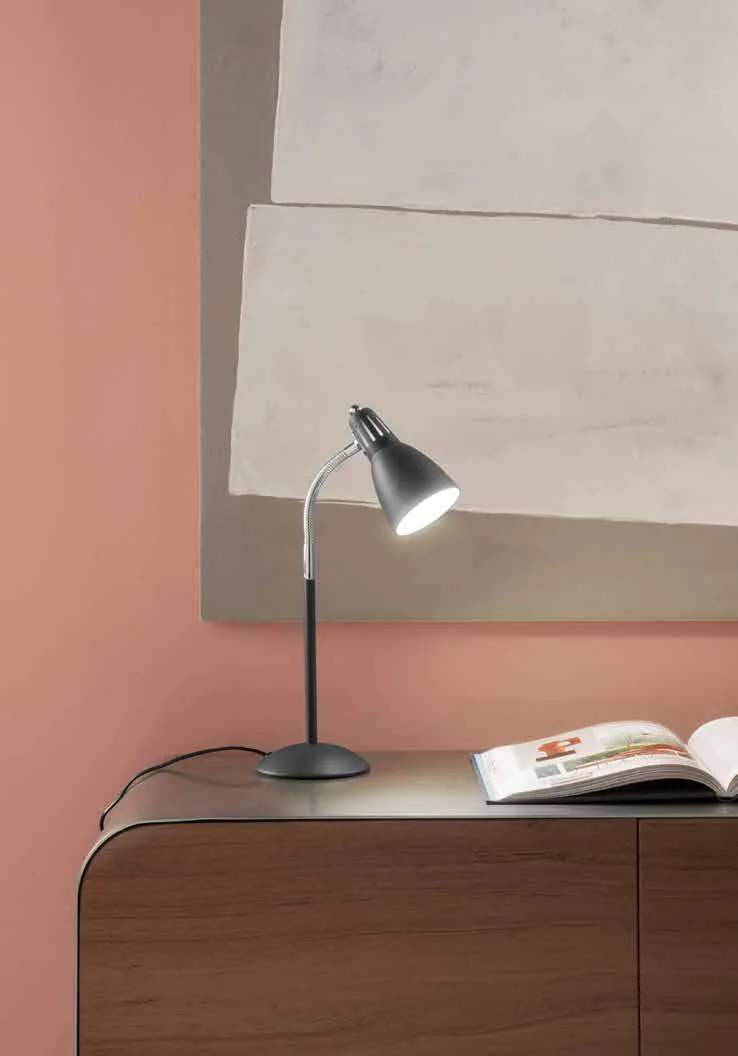 Lume Logiko Fan Europe grigio su un mobile davanti a parete rosa