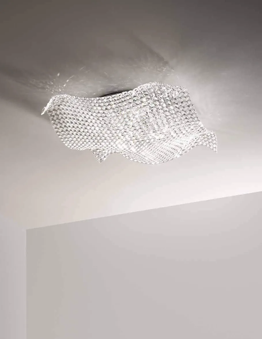Plafoniera Rumba Fan Europe in cristalli trasparenti su soffitto bianco