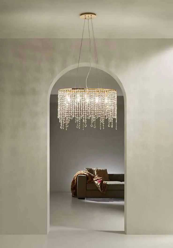 Sospensione Breeze Fan Europe a cascata di cristalli sotto un arco