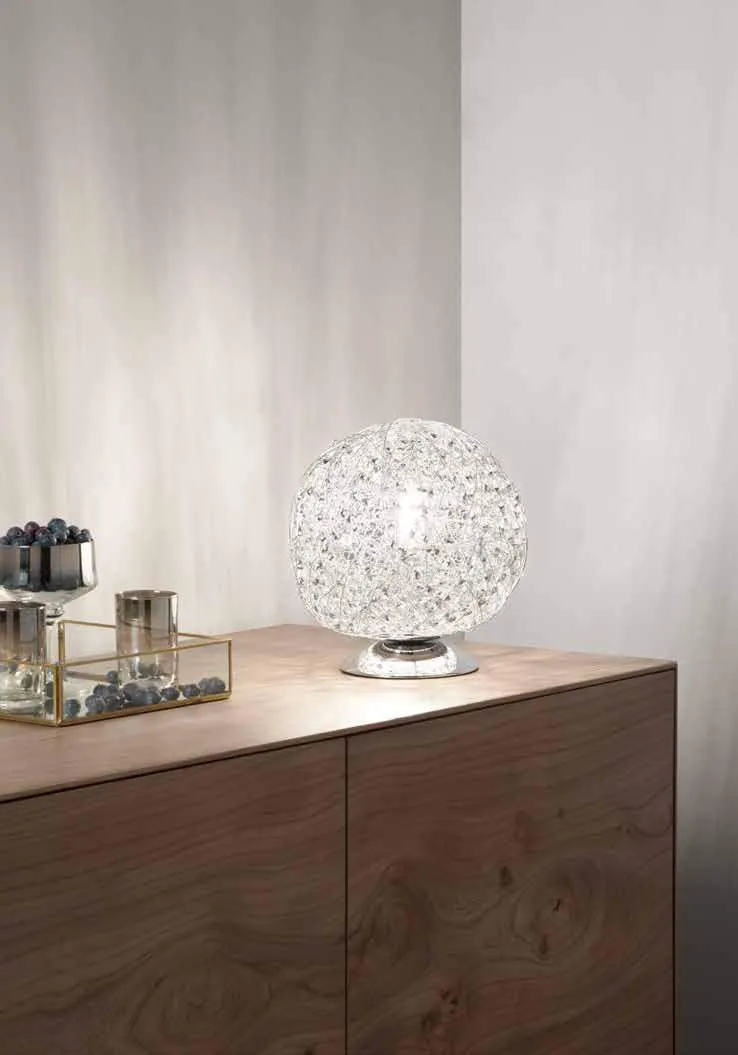 Lume Astra Fan Europe a sfera su una madia