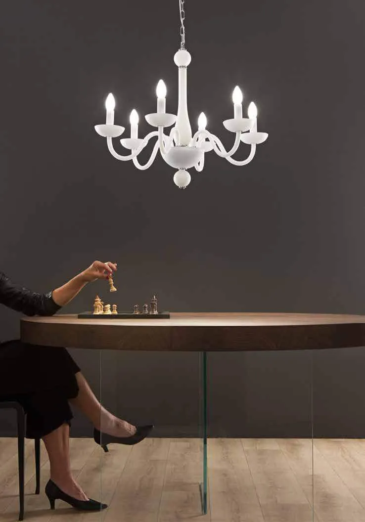 Lampadario Alfiere Fan Europe bianco sopra un tavolo rotondo