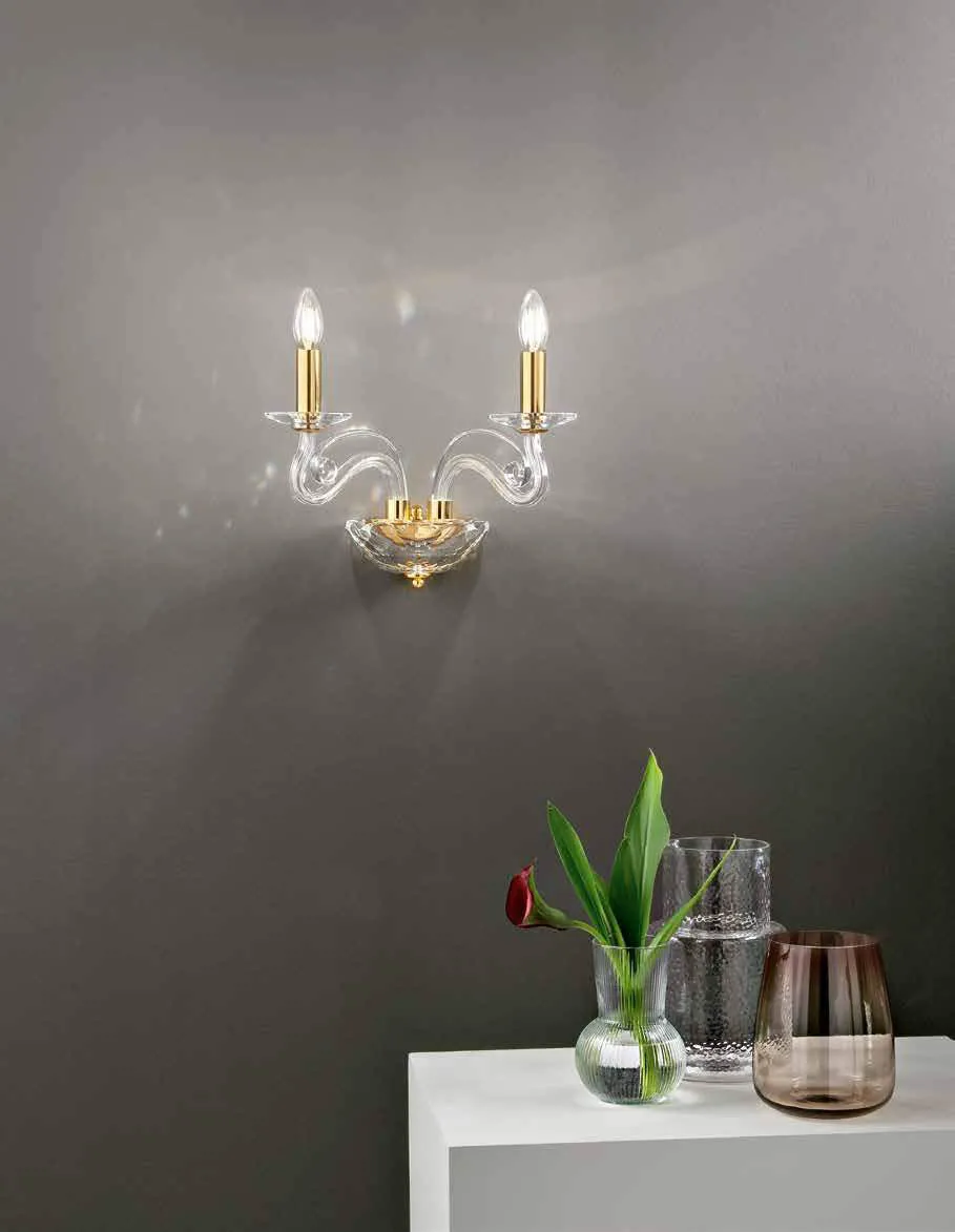 Applique Epoque Fan Europe a due luci su parete grigia