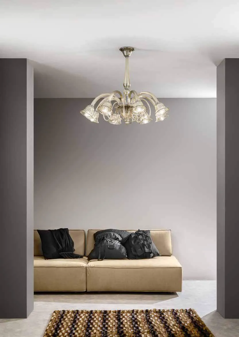 Lampadario Poseidon Fan Europe sopra un divano beige