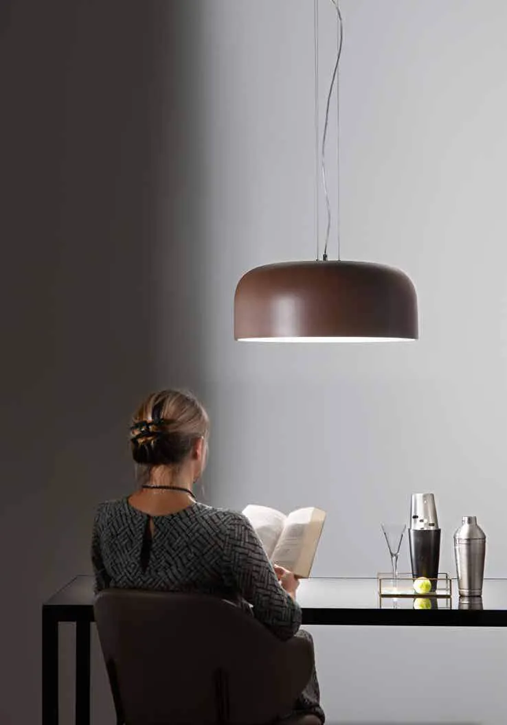Sospensione Bistrot Fan Europe color corten sopra una scrivania