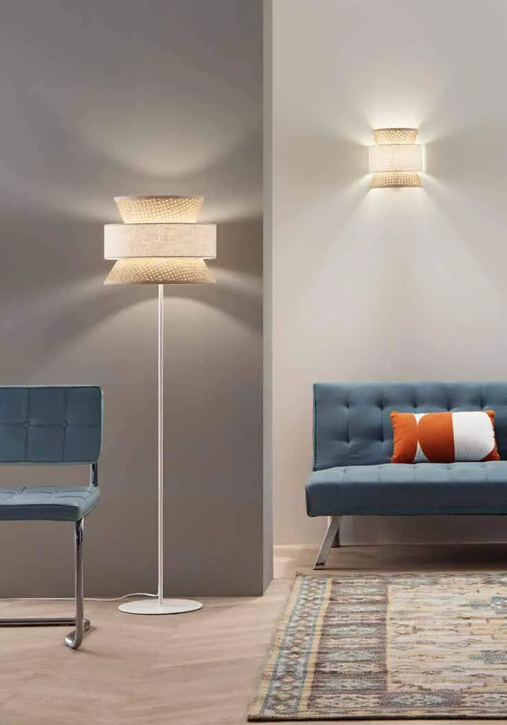 Piantana e applique Gazebo Fan Europe accanto a un divano