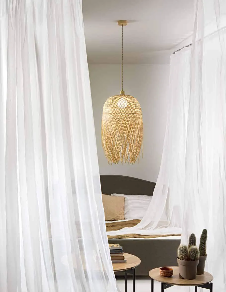 Sospensione Bahamas Fan Europe in rattan fra tende bianche