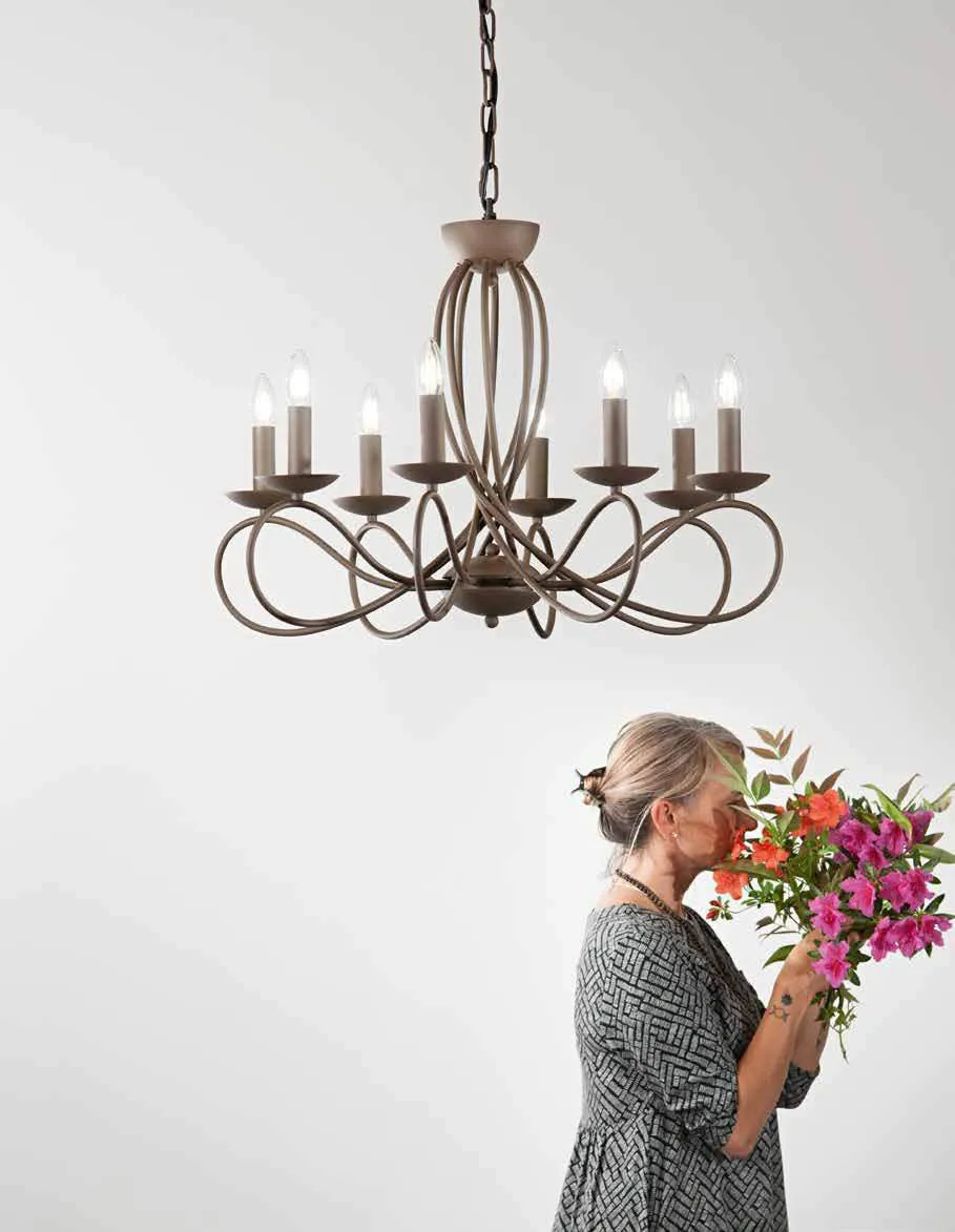Lampadario Ginevra Fan Europe color corten sopra una persona con fiori