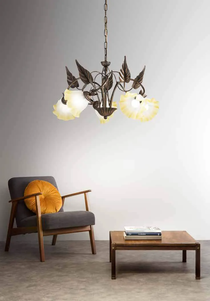 Lampadario Tristano Fan Europe con foglie sopra un tavolino