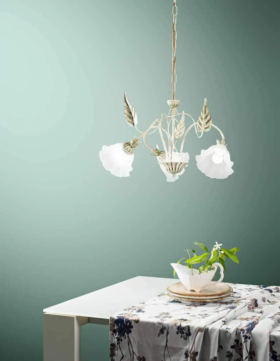 Lampadario Isotta Fan Europe chiaro sopra un tavolo apparecchiato