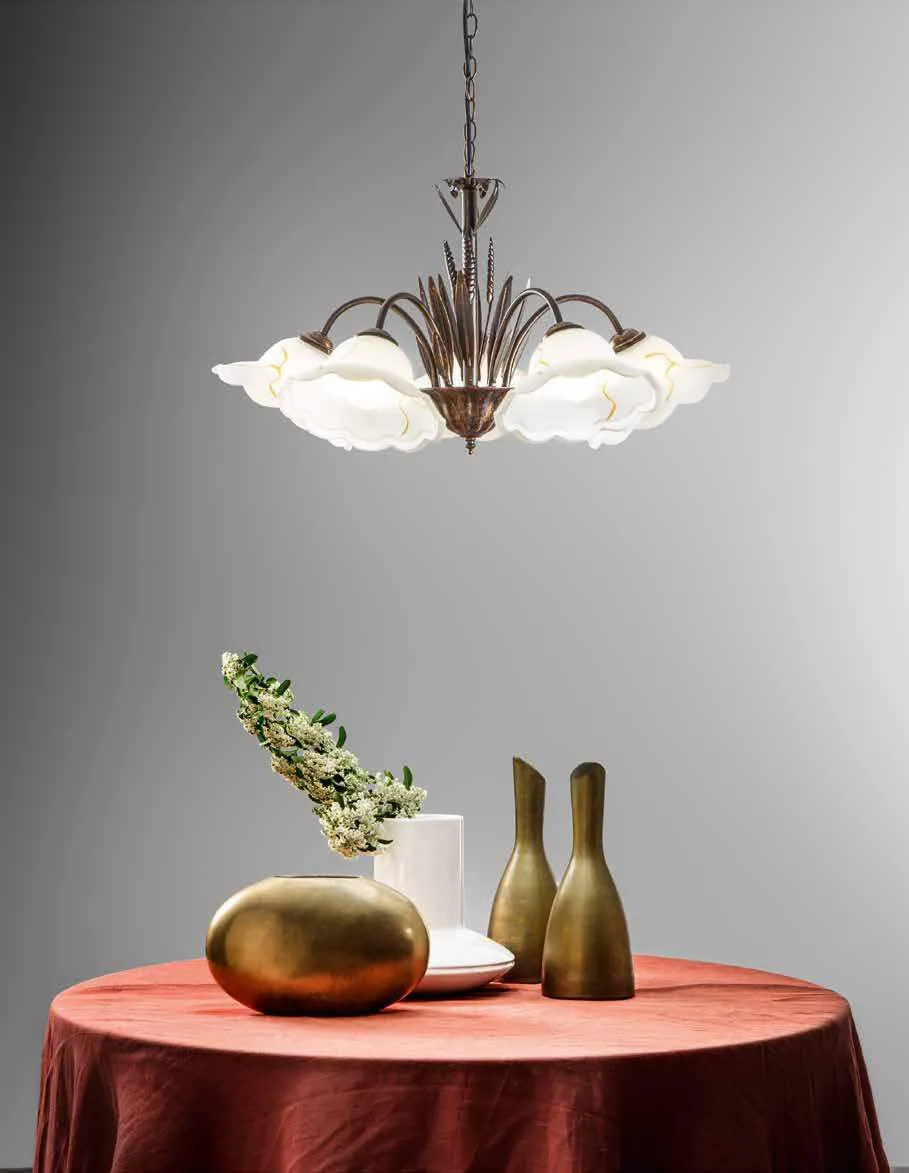 Lampadario Byron Fan Europe con fiori di vetro sopra un tavolo con tovaglia rossa