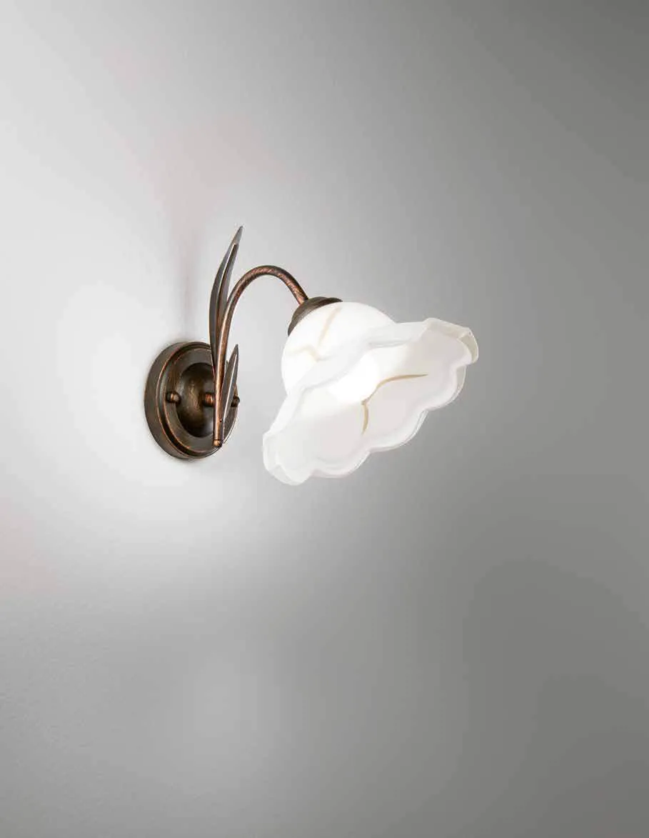 Applique Byron Fan Europe a un fiore di vetro bianco con braccio curvo