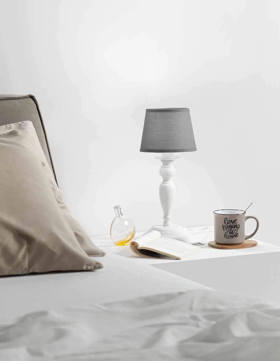 Lume Favola Fan Europe con paralume grigio su un letto