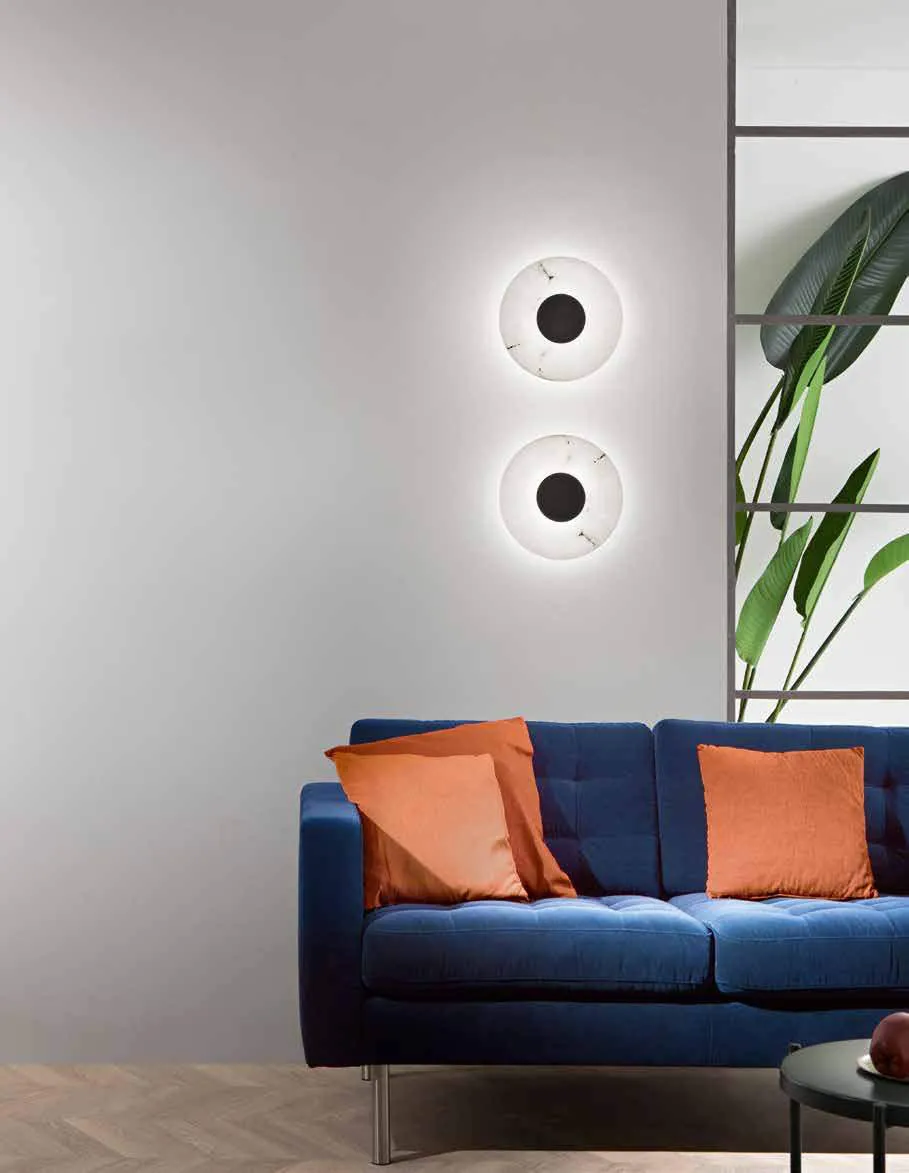 Due applique Morse Fan Europe sopra un divano blu