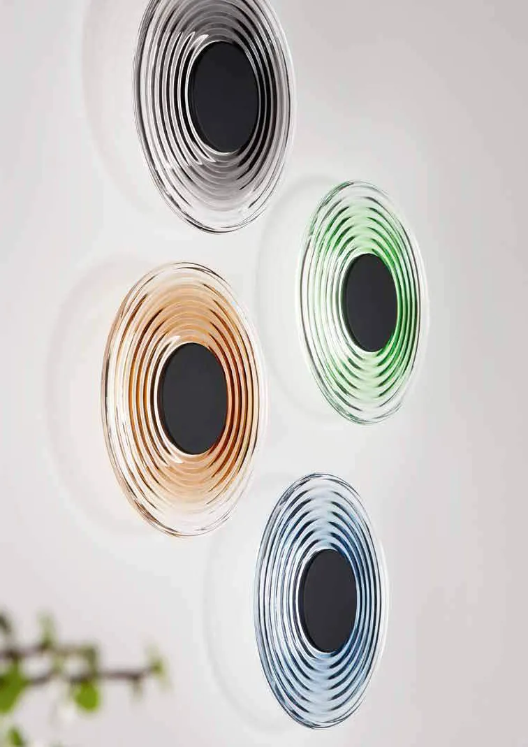 Applique Morse Fan Europe in ambra, verde, blu e fumé su una parete