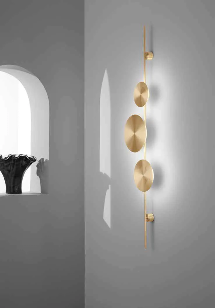 Applique Idol Fan Europe oro accanto a una finestra ad arco