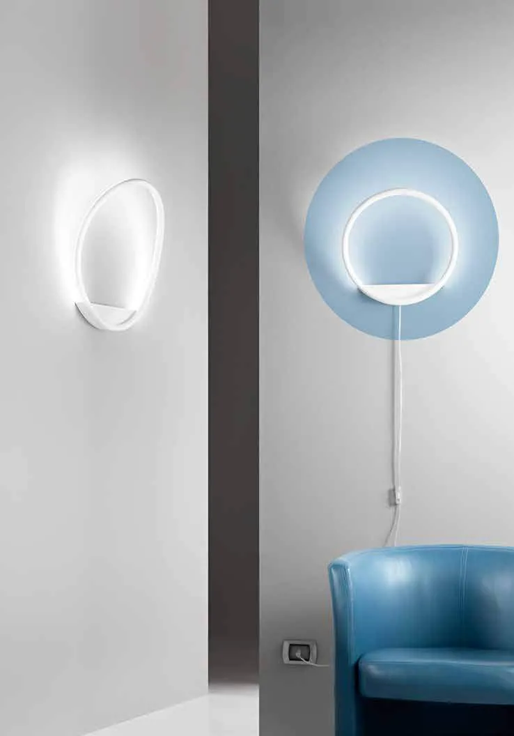 Applique Linger Fan Europe bianca ad anello sopra una poltrona azzurra