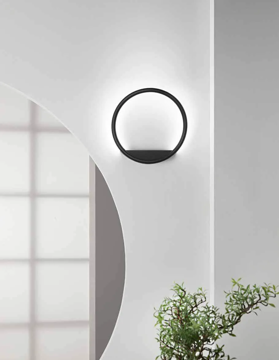 Applique Linger Fan Europe nera ad anello su una parete curva