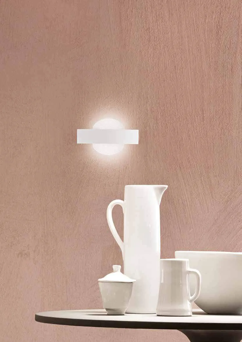 Applique Eternity Fan Europe su parete rosa sopra brocche bianche