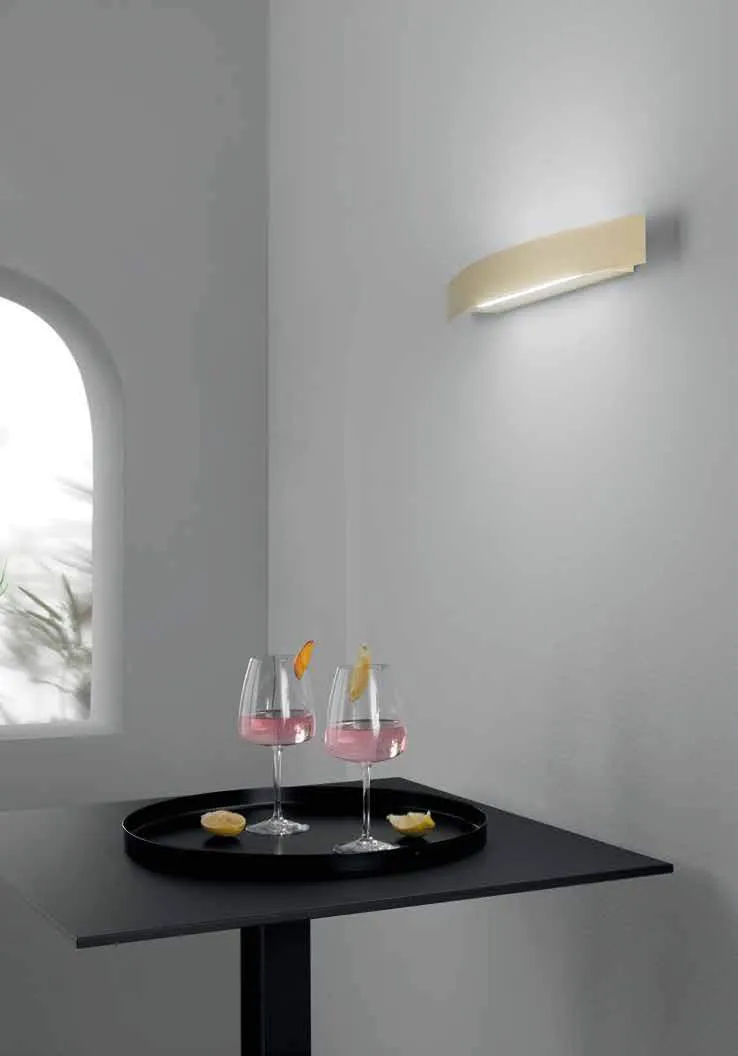 Applique Spoiler Fan Europe oro sopra un tavolino con bicchieri