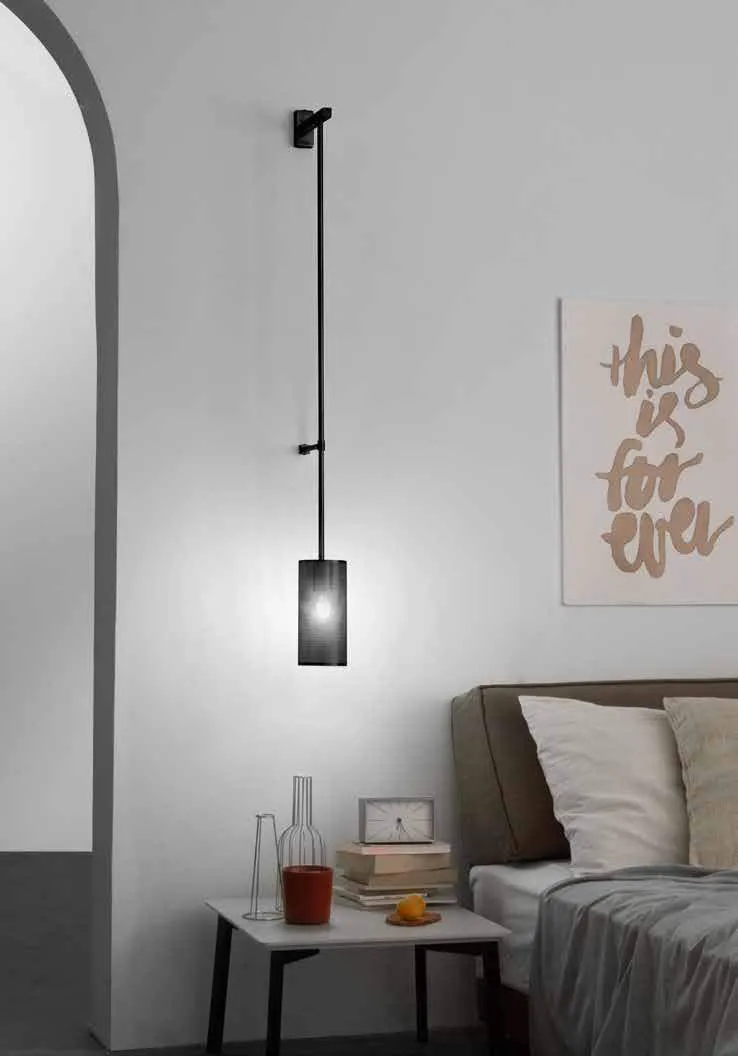 Applique King Fan Europe nera accanto a un letto