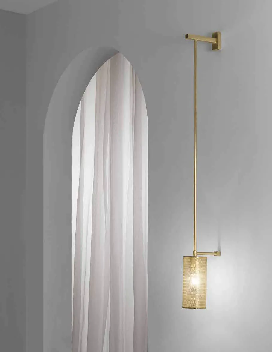 Applique King Fan Europe oro accanto a una tenda bianca