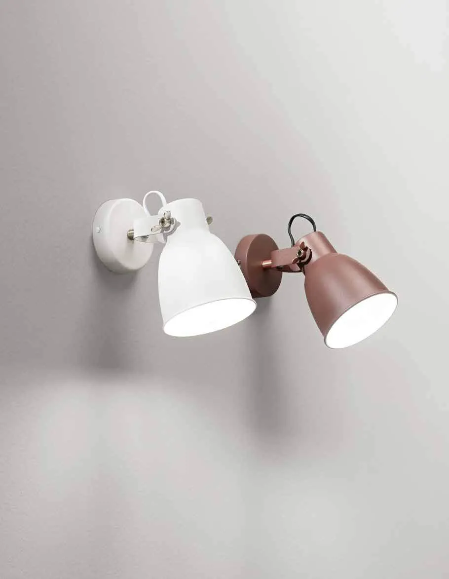 Applique Legend Fan Europe bianca e corten orientate su una parete