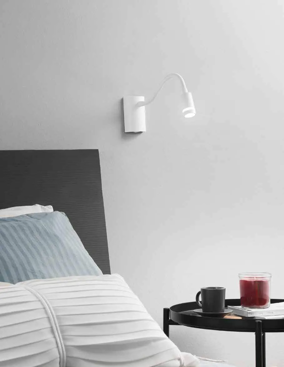 Applique Kepler Fan Europe bianca da lettura sopra un letto