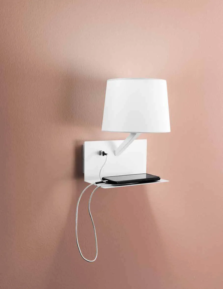 Applique Ciak Fan Europe bianca con paralume e ripiano su parete rosa