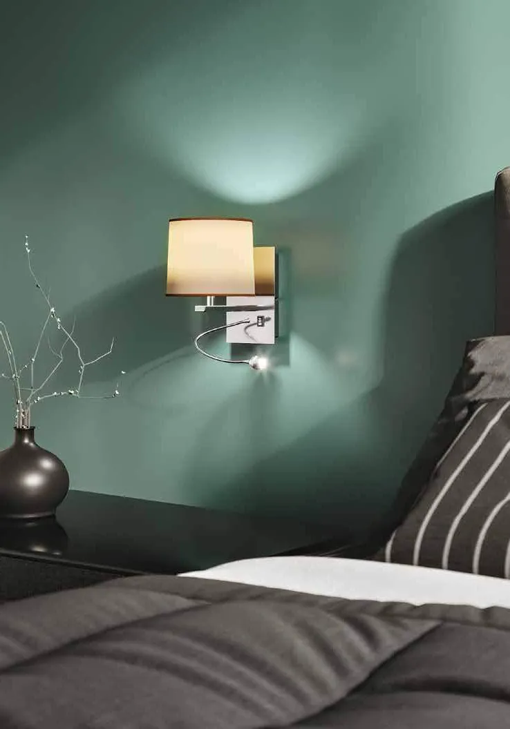Applique Helly Fan Europe sopra un letto con parete verde