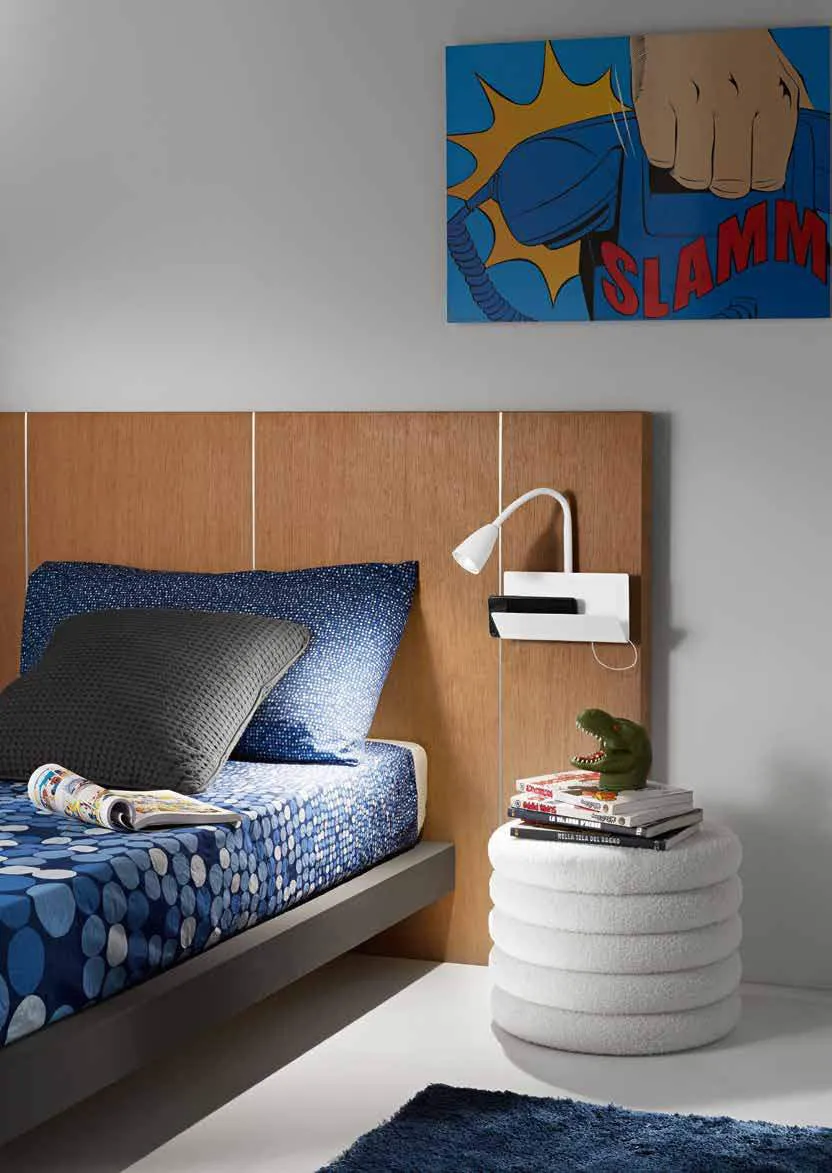 Applique Gulp Fan Europe bianca accanto a un letto con coperta blu