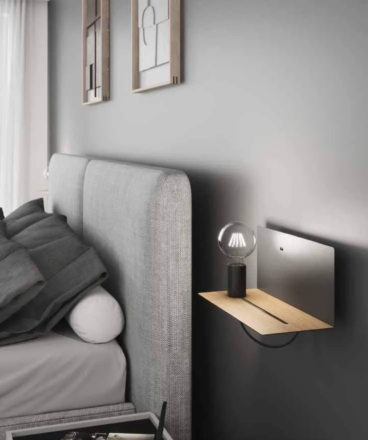 Applique Flash Fan Europe nera con mensola accanto a una testata grigia