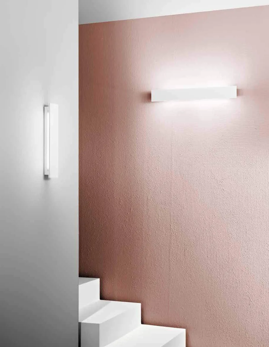Applique Ortisei Fan Europe in gesso su parete rosa accanto a una scala