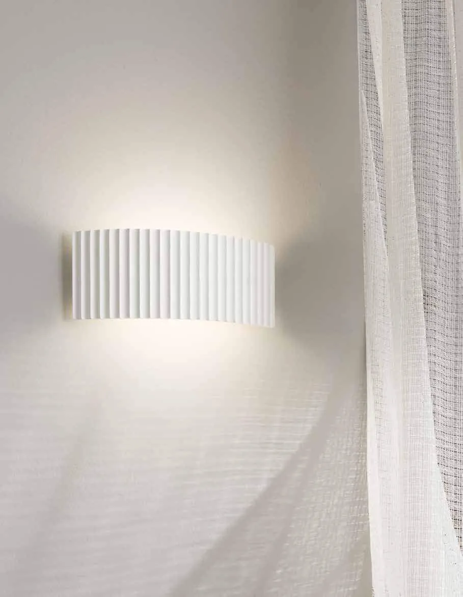 Applique Cyprus Fan Europe scanalata accanto a una tenda