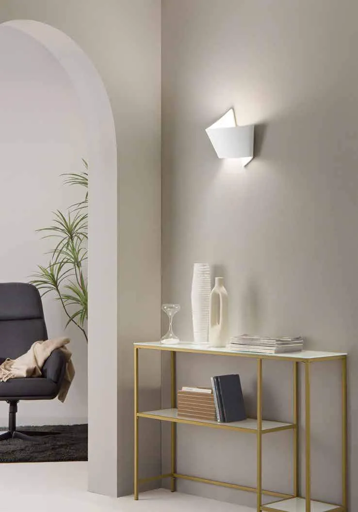 Applique Origami Fan Europe sopra una consolle dorata