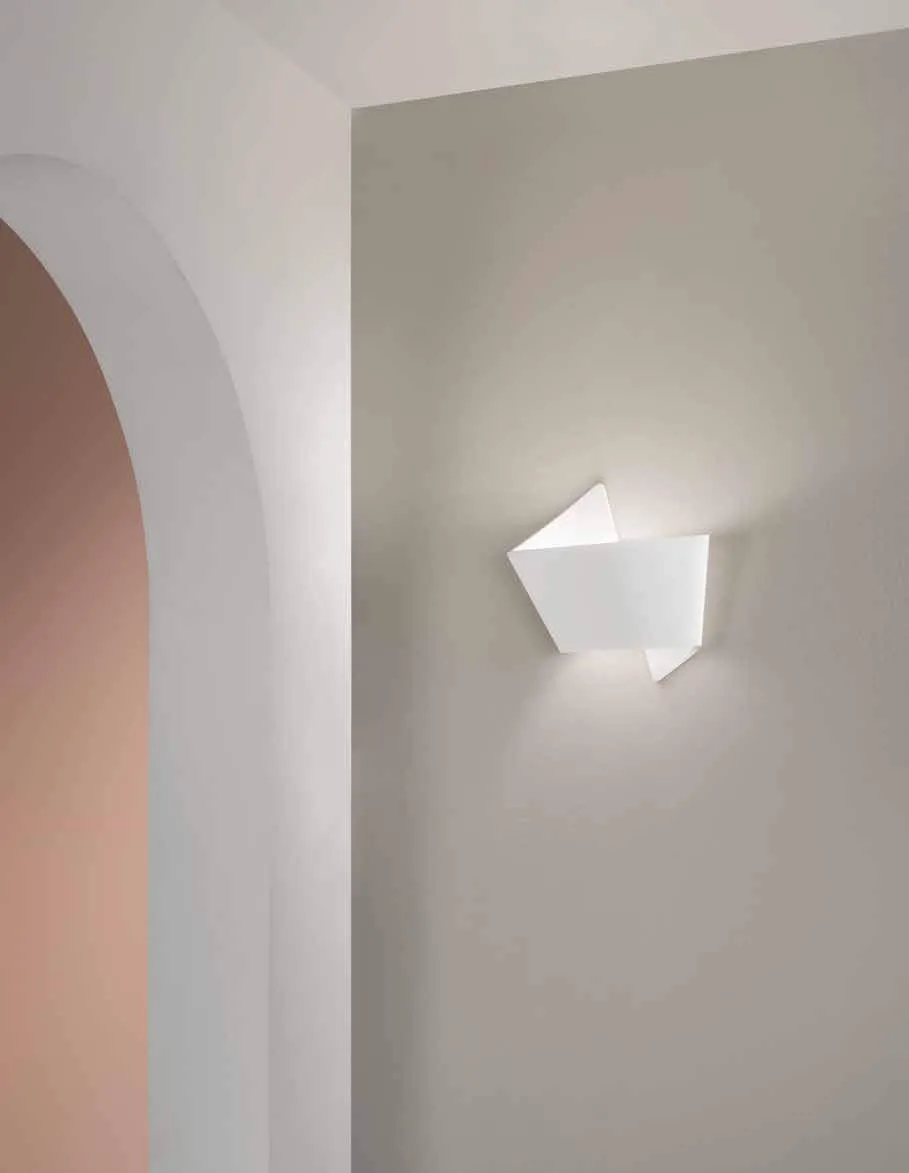 Applique Origami Fan Europe in gesso su parete grigia accanto a un arco