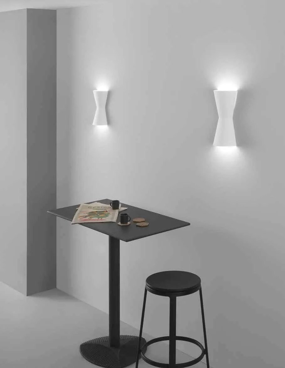 Applique Clepsydra Fan Europe sopra un tavolino nero con sgabello