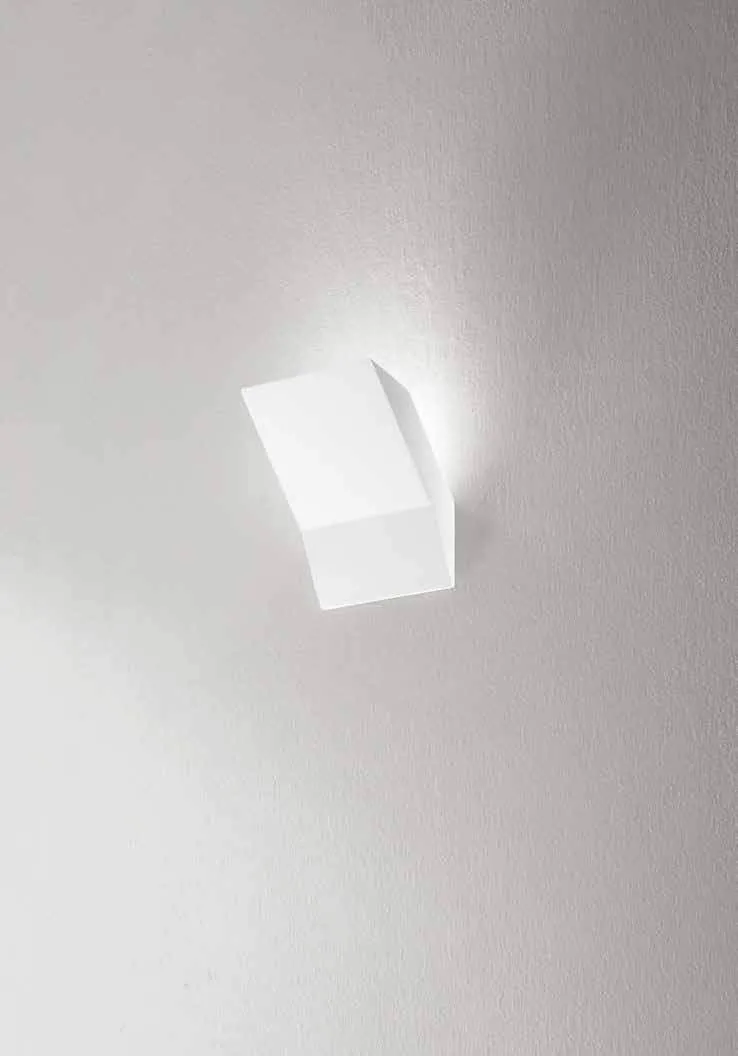 Applique Montblanc Fan Europe in gesso inclinato su parete bianca