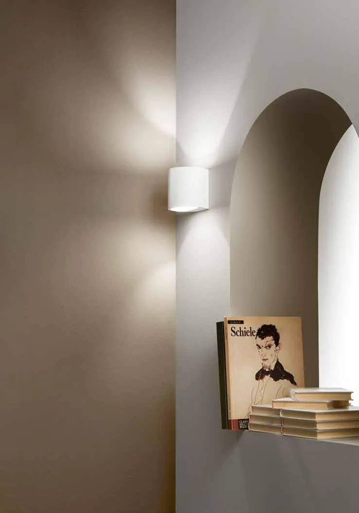 Applique Shine Fan Europe piccola in gesso sopra una nicchia ad arco