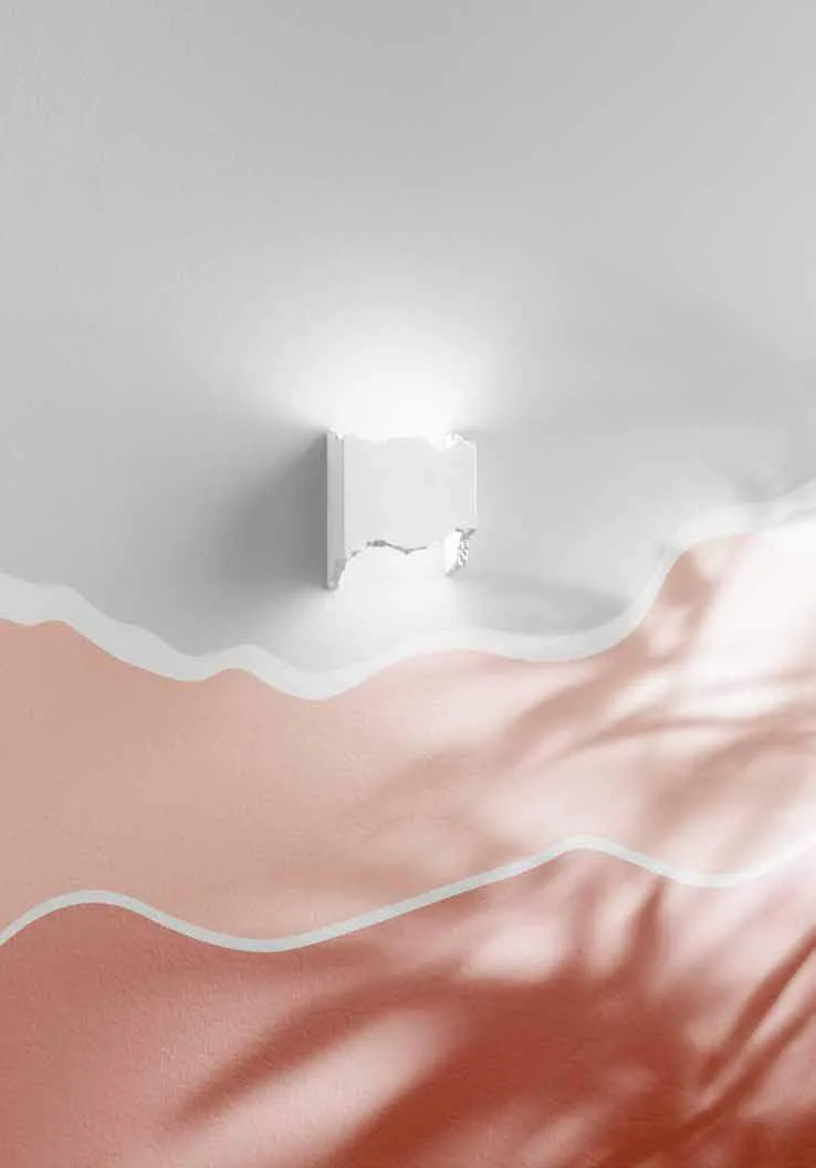 Applique Hekla Fan Europe su parete dipinta rosa con ombre di foglie