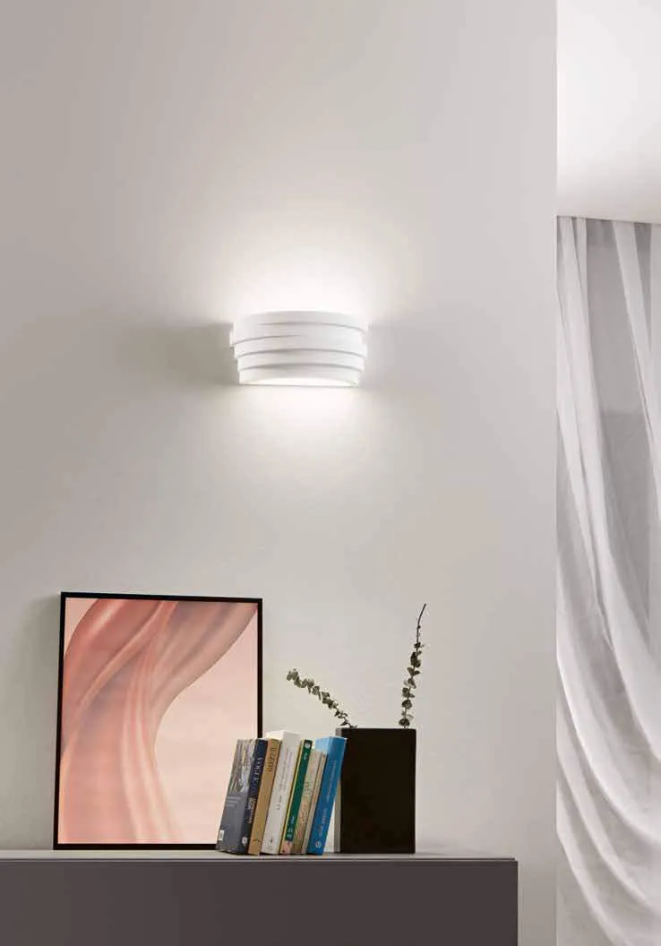 Applique Flow Fan Europe sopra una madia con quadro