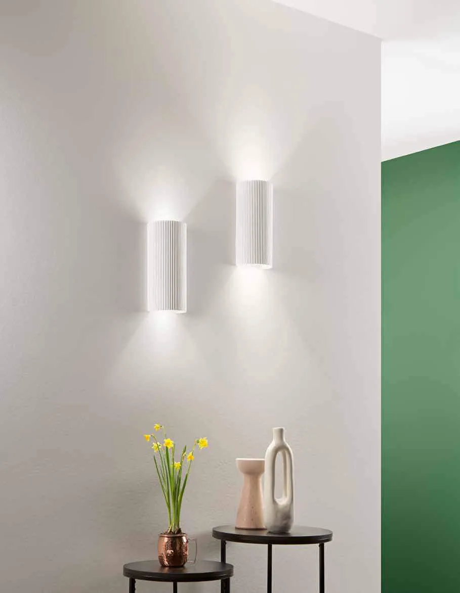 Due applique Pillar Fan Europe verticali sopra un tavolino con fiori