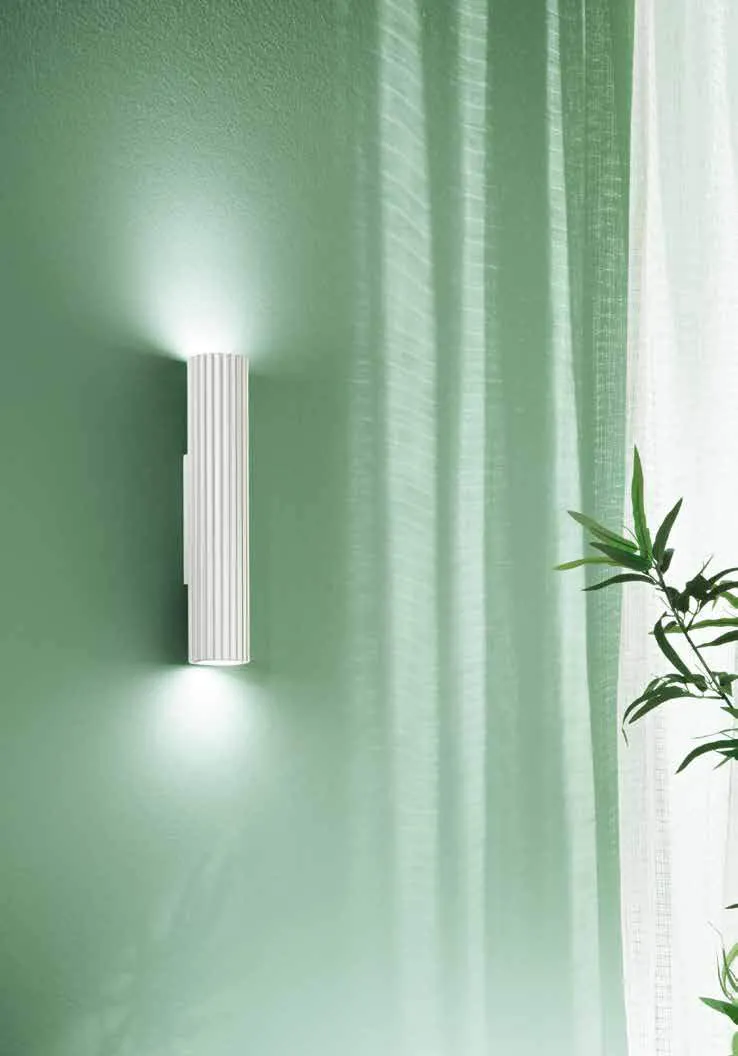 Applique Palladio Fan Europe accanto a una tenda verde