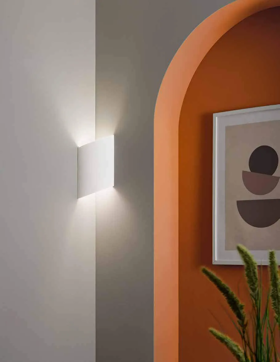 Applique angolare Slash Fan Europe accanto a un arco arancione