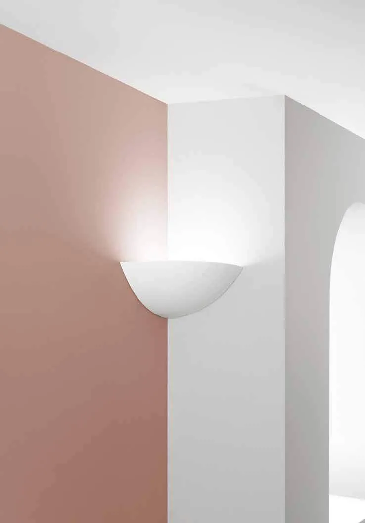 Applique angolare Santorini Fan Europe in gesso su parete rosa