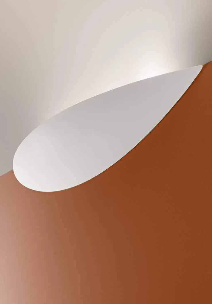Applique Lunarossa Fan Europe bianca su una parete bianca e arancione