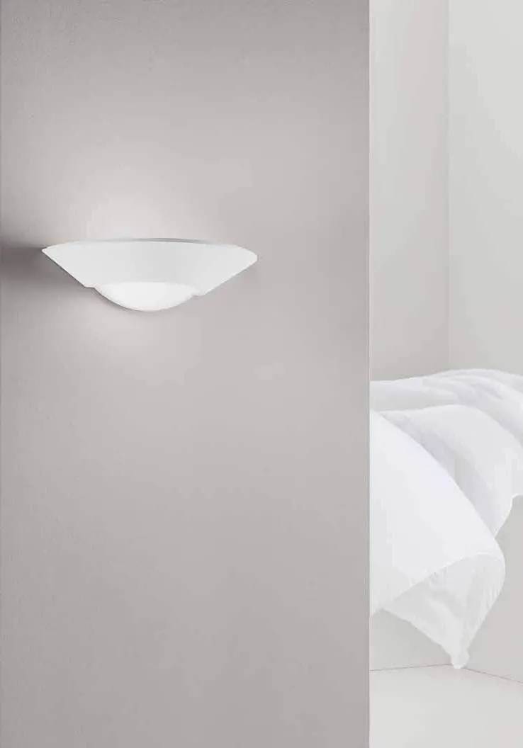 Applique Soleil Fan Europe in gesso bianco accanto a un letto