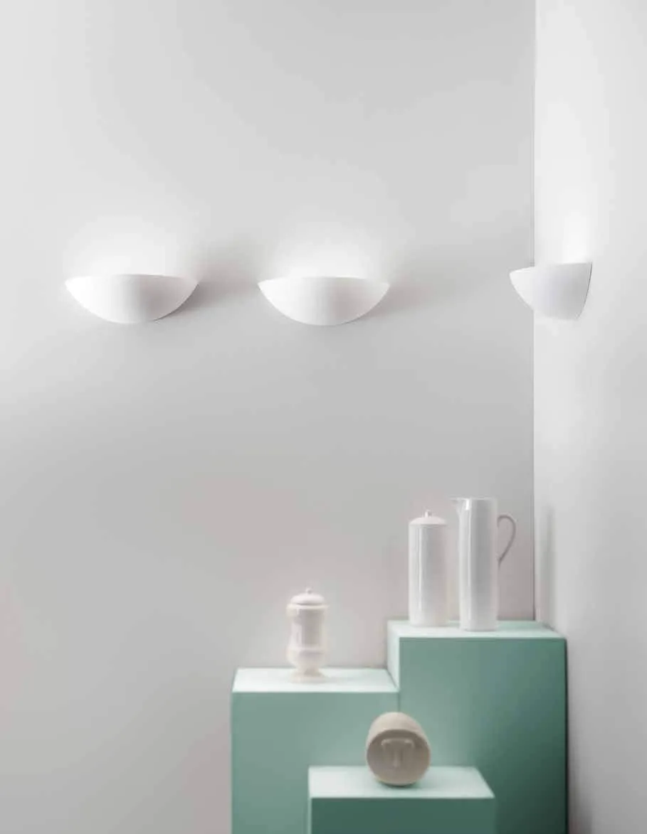 Applique Abel Fan Europe a ciotola in gesso bianco su una parete chiara