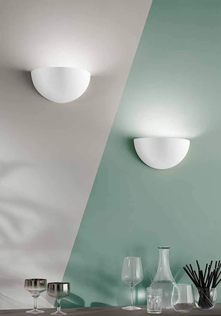 Due applique Moritz Fan Europe in gesso su una parete bianca e verde